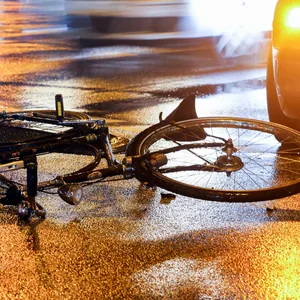 Fahrrad nach einem Unfall mit einem Auto (Symbolbild).