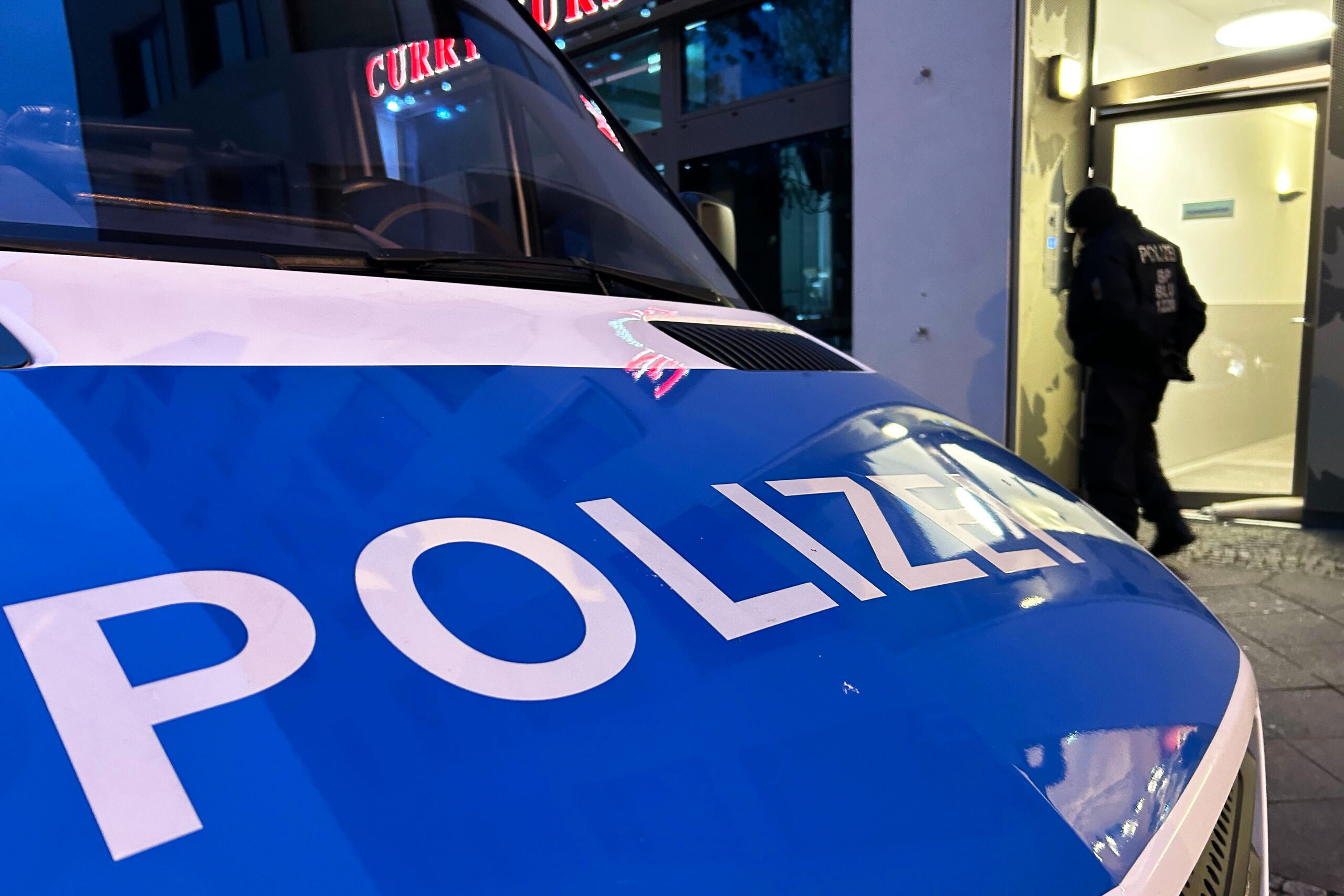 Verfolgungsjagd in Hamburg – Flüchtige springen aus fahrendem Auto