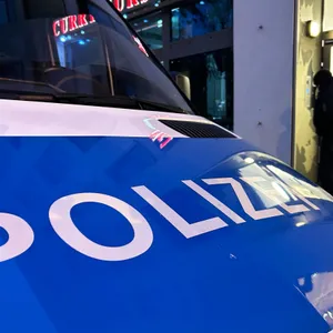 Großeinsatz in Bad Schwartau wegen schüssen aus fahrendem Auto. Polizei stopt Auto und findet Waffen und Drogen