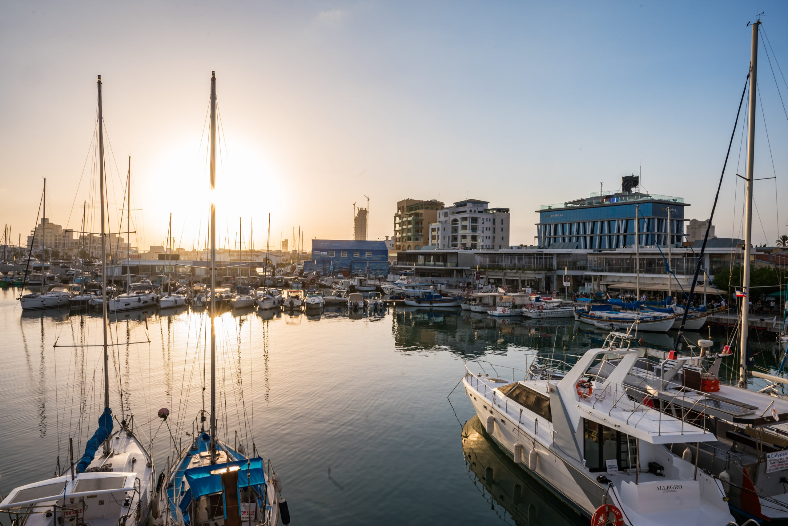 Die Sonne über einem Hafen in Zypern. (Archivbild)