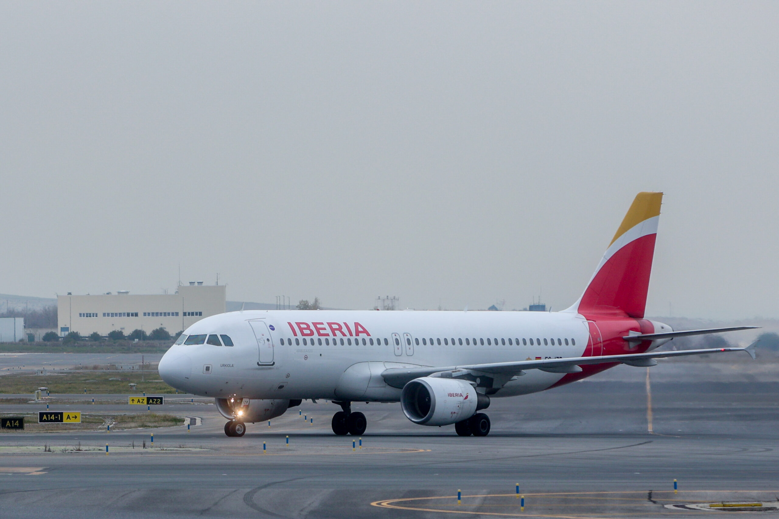 Ein Flugzeug der Fluggesellschaft Iberia auf dem Flughafen in Madrid.