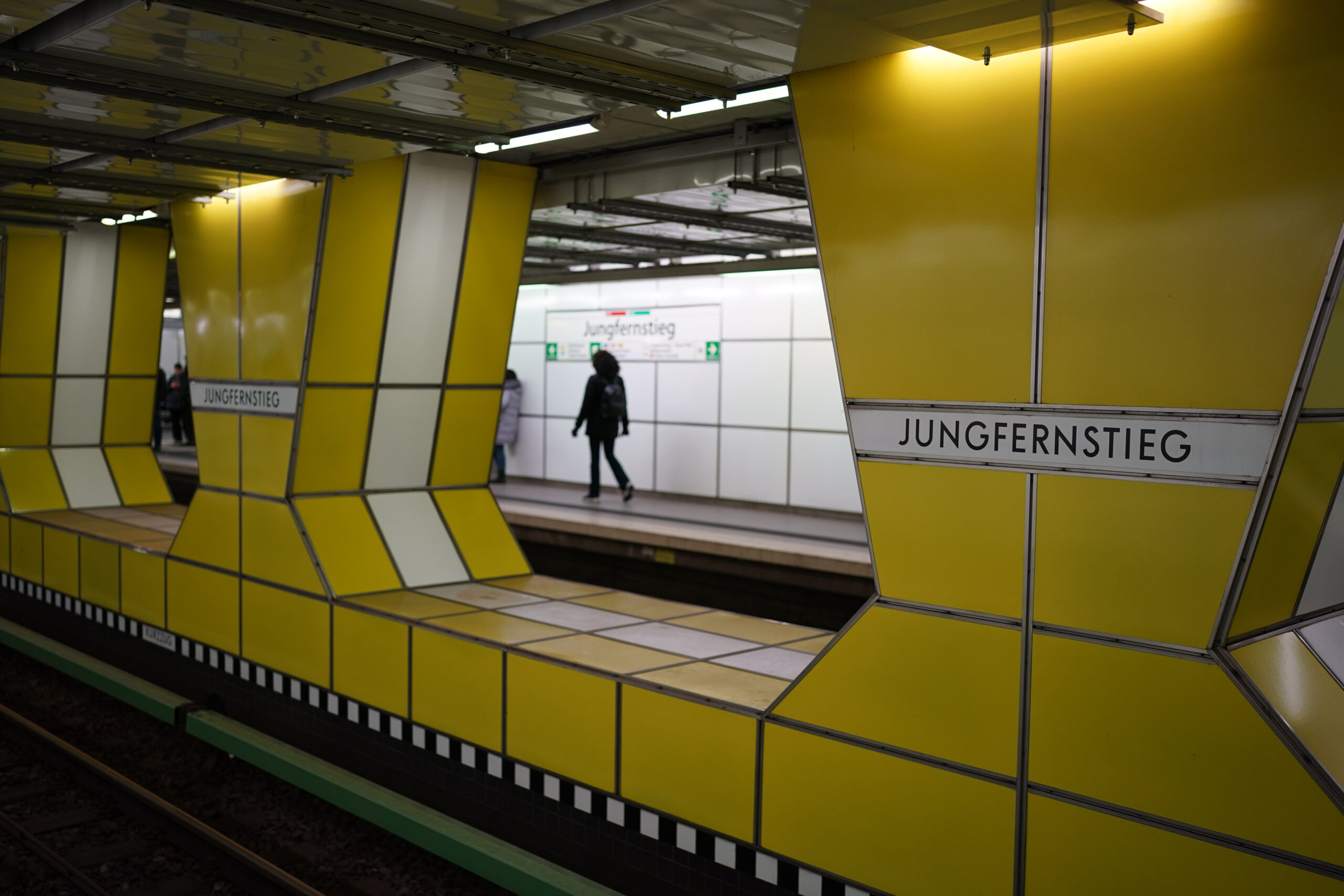 Alarm am Bahnhof Jungferstieg – Polizei sperrt Jungfernstieg ab