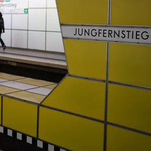 Alarm am Bahnhof Jungferstieg – Polizei sperrt Jungfernstieg ab