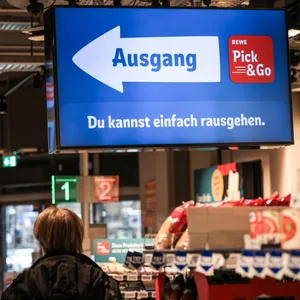 Mit der „Pick & Go“-App verspricht Rewe einen Einkauf ohne Schlangestehen an der Kasse.