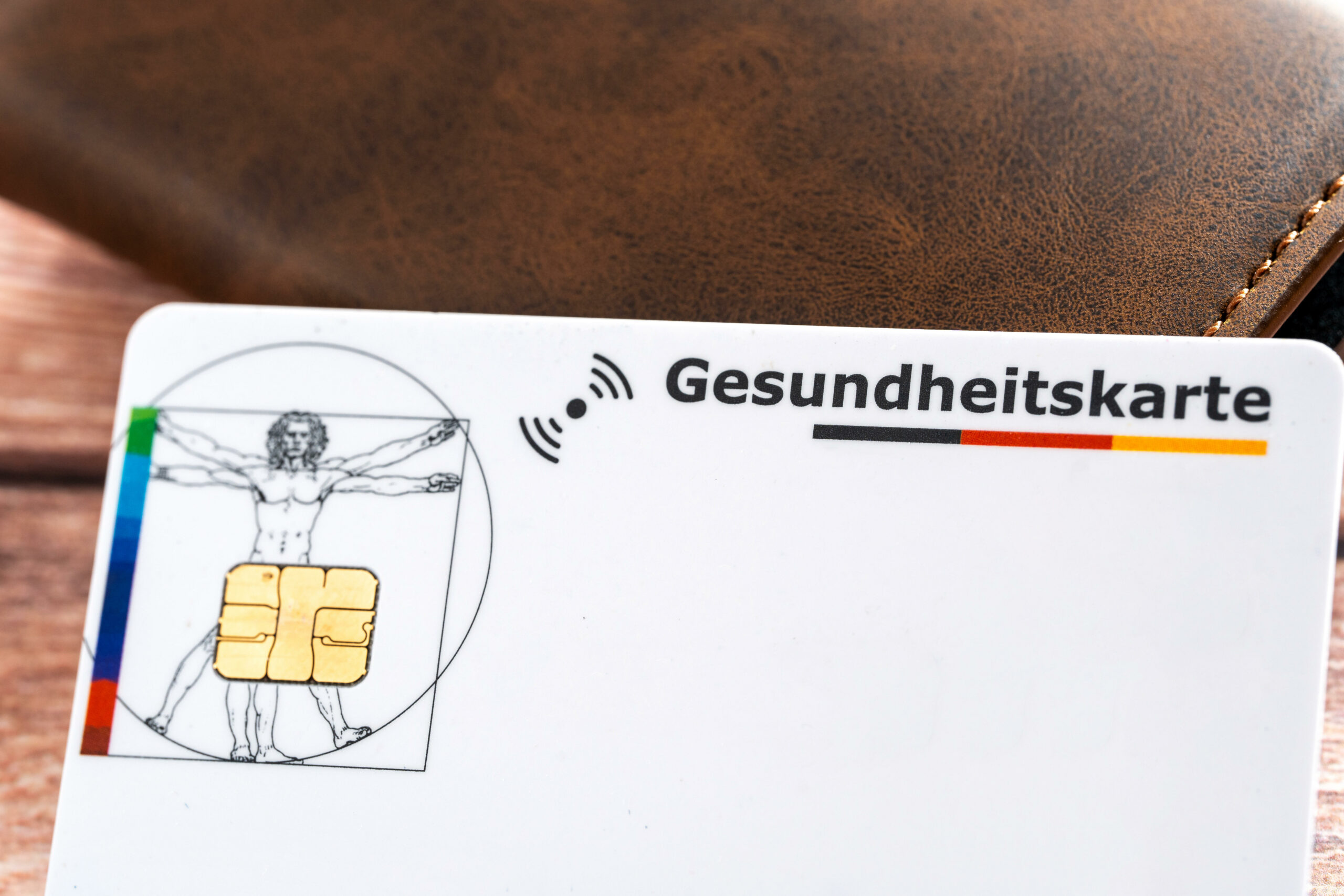 Gesundheitskarte einer Krankenkasse neben einer Geldbörse