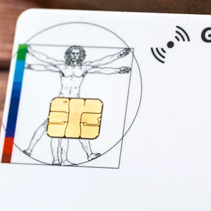 Gesundheitskarte einer Krankenkasse neben einer Geldbörse