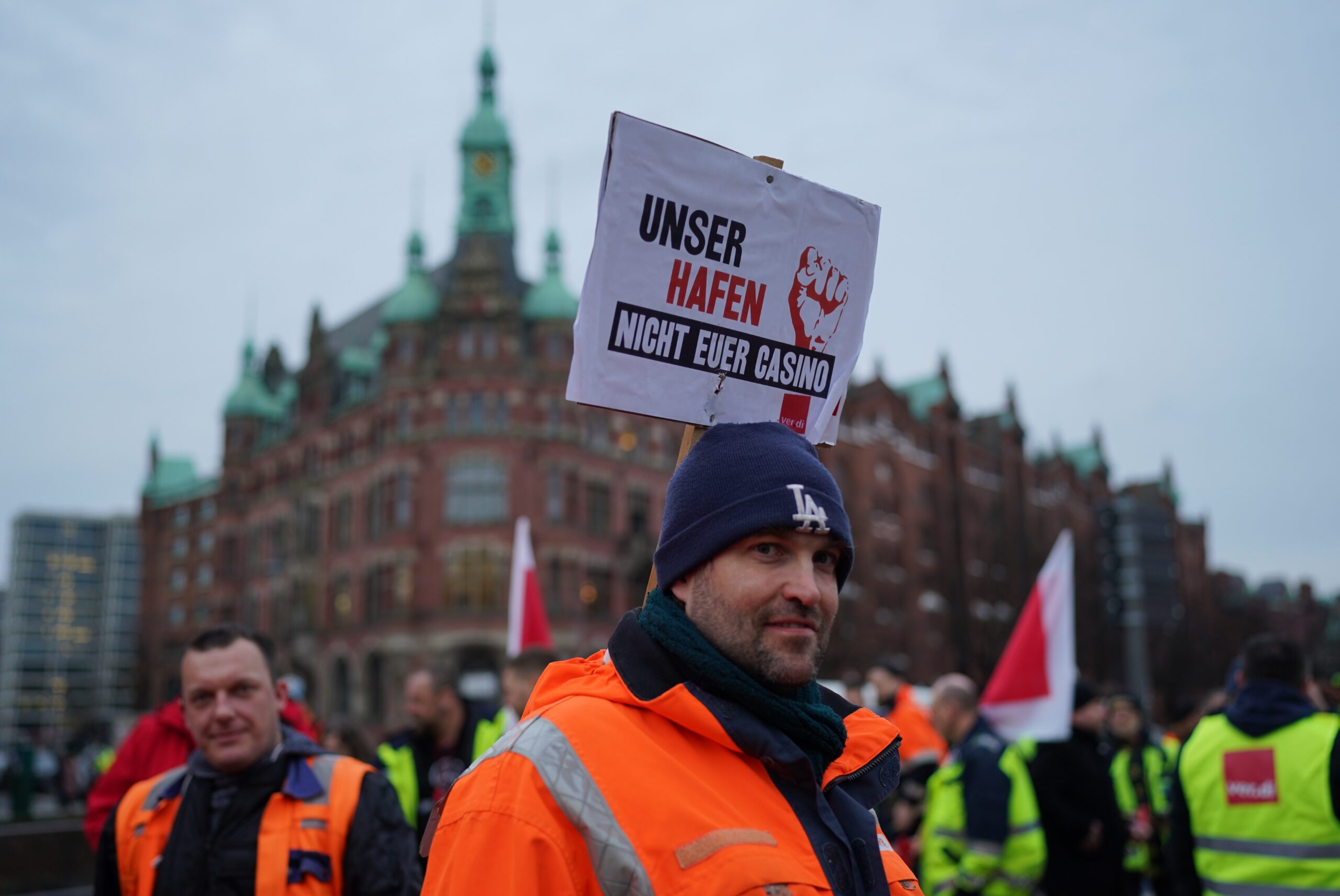 Februar 2024: Hafenarbeiter demonstrieren in der Speicherstadt gegen den Verkauf von Anteilen der Hamburger Hafen und Logistik AG (HHLA) an die italienische Reederei MSC.