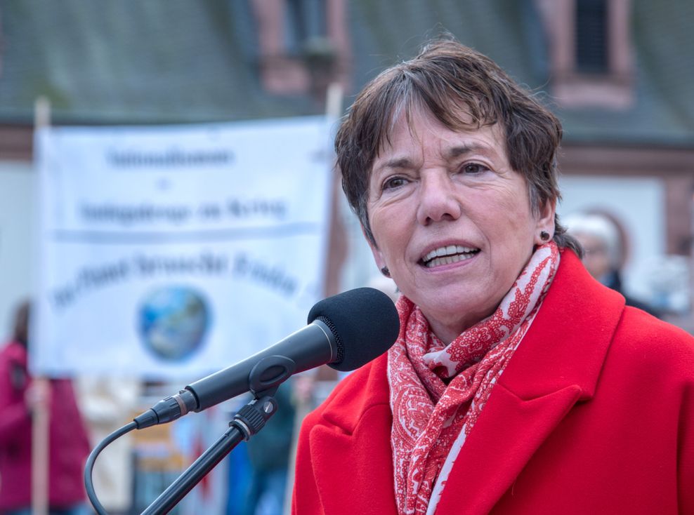 Margot Käßmann auf einer Kundgebung im Februar.