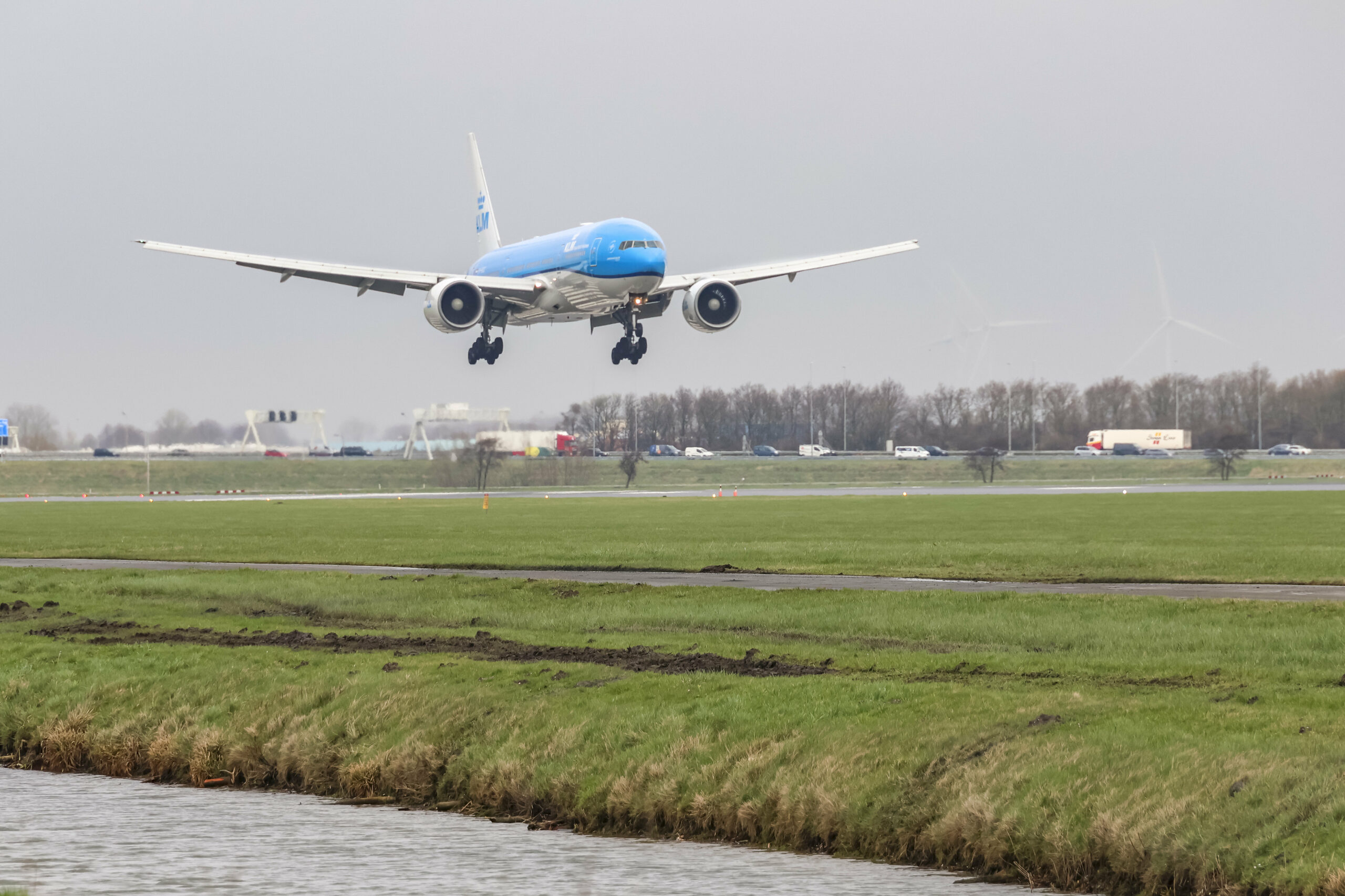 Ein Großraumflugzeug des Typs Boeing 777 von der Airline KLM musste eine Sicherheitslandung hinlegen. (Symbolbild)