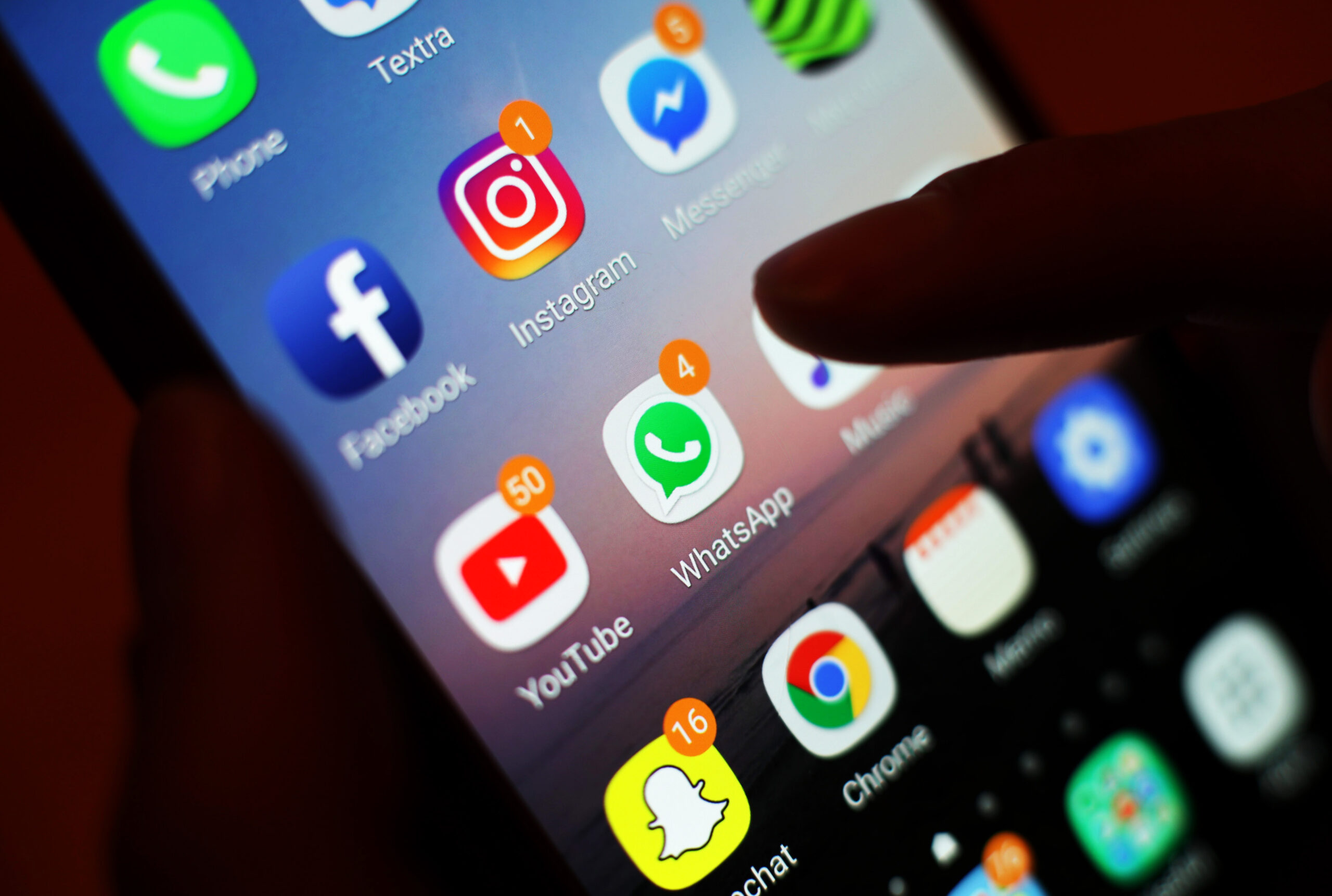 Die Angeklagte soll den Mann über WhatsApp bedroht haben.