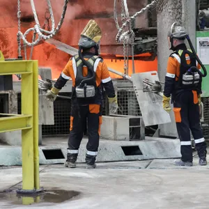 Bei der Kupferproduktion bei Aurubis in Hamburg fällt Schlamm an, der wertvolle Edelmetalle enthält (Symbolfoto).