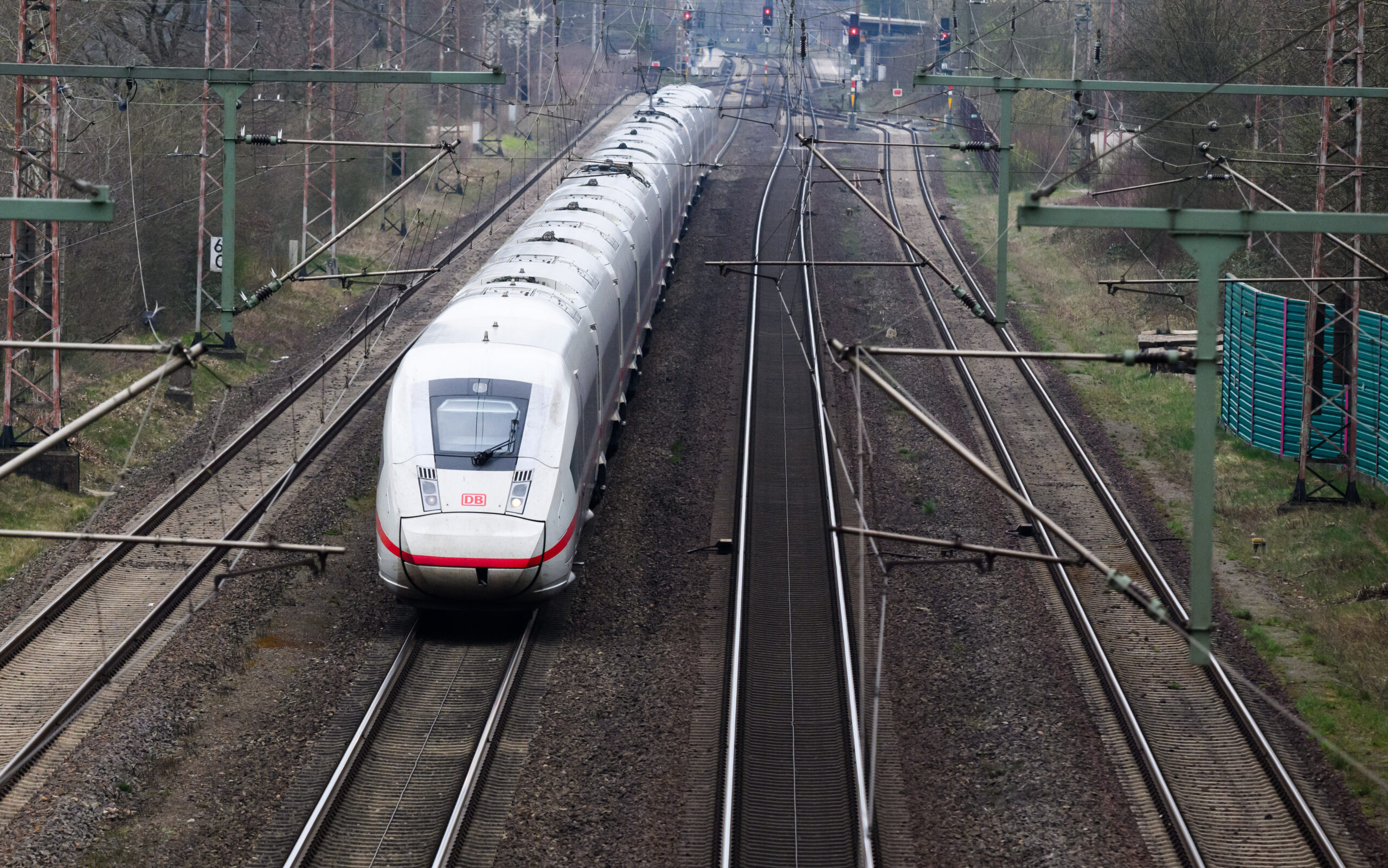 Ein Zug auf der Strecke zwischen Hamburg und Hannover