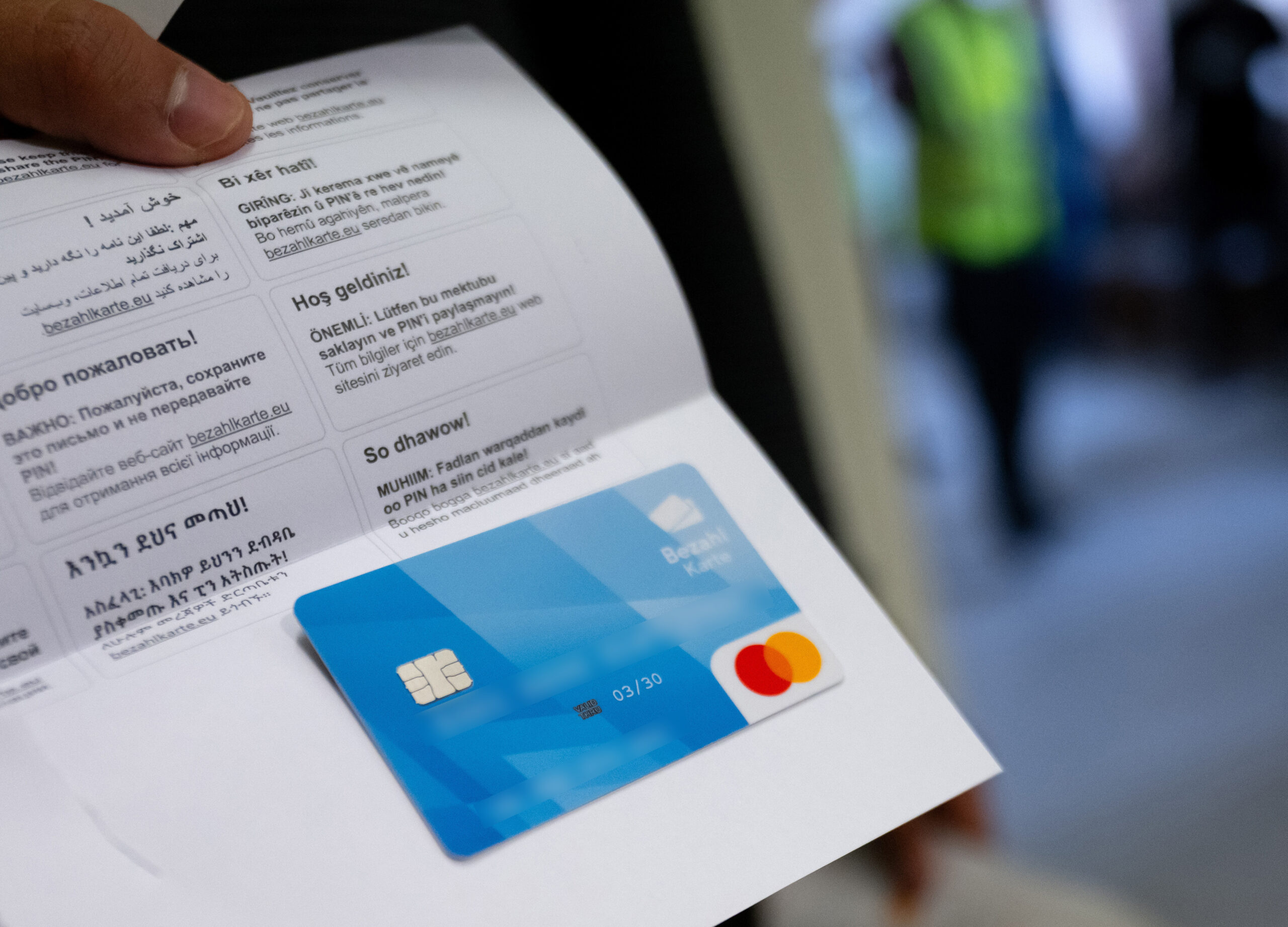 Seit Mitte Februar erhalten Asylbewerber in Hamburg kein Bargeld mehr, sondern eine Bezahlkarte.