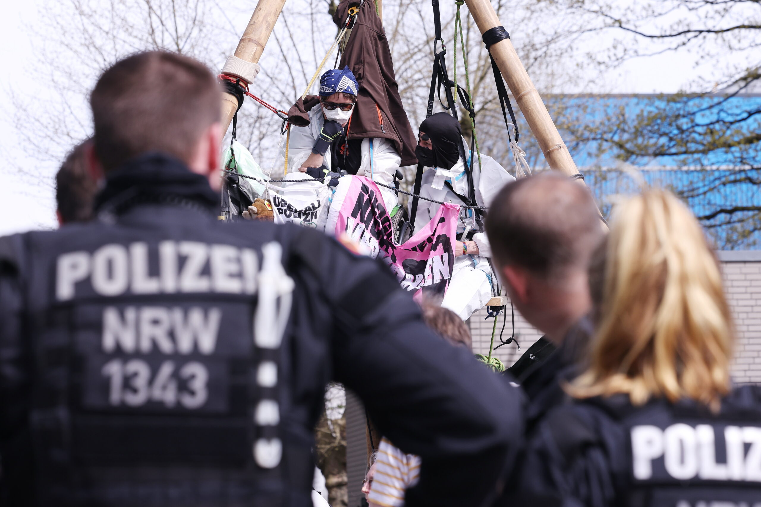 Klimaschutzaktivisten der Gruppe „Ende Gelände“ sitzen in einem Dreibein und blockieren die Zufahrt zu dem Kohlekraftwerk Scholven in Gelsenkirchen.