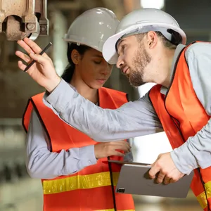 Zwei Servicetechniker prüfen eine Maschine (Symbolfoto).