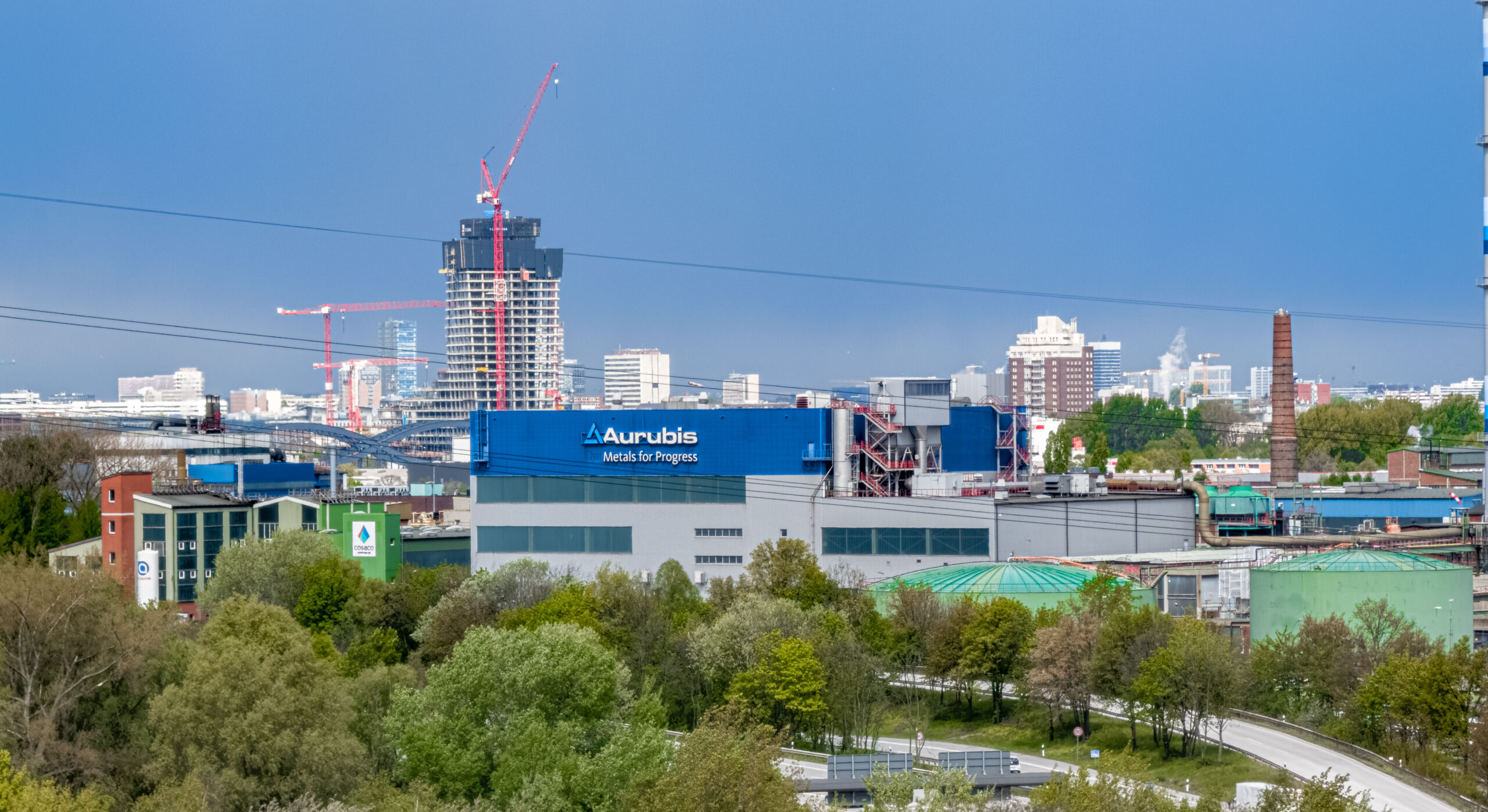 Blick auf das Werksgelände der Aurubis-Kupferhütte im Industriegebiet Peute. Auf den neuen Unternehmensvorstand warten wichtige Aufgaben.