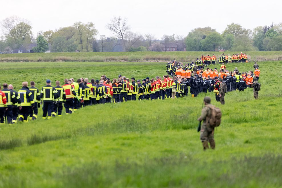 Einsatzkräfte suchen Feld ab