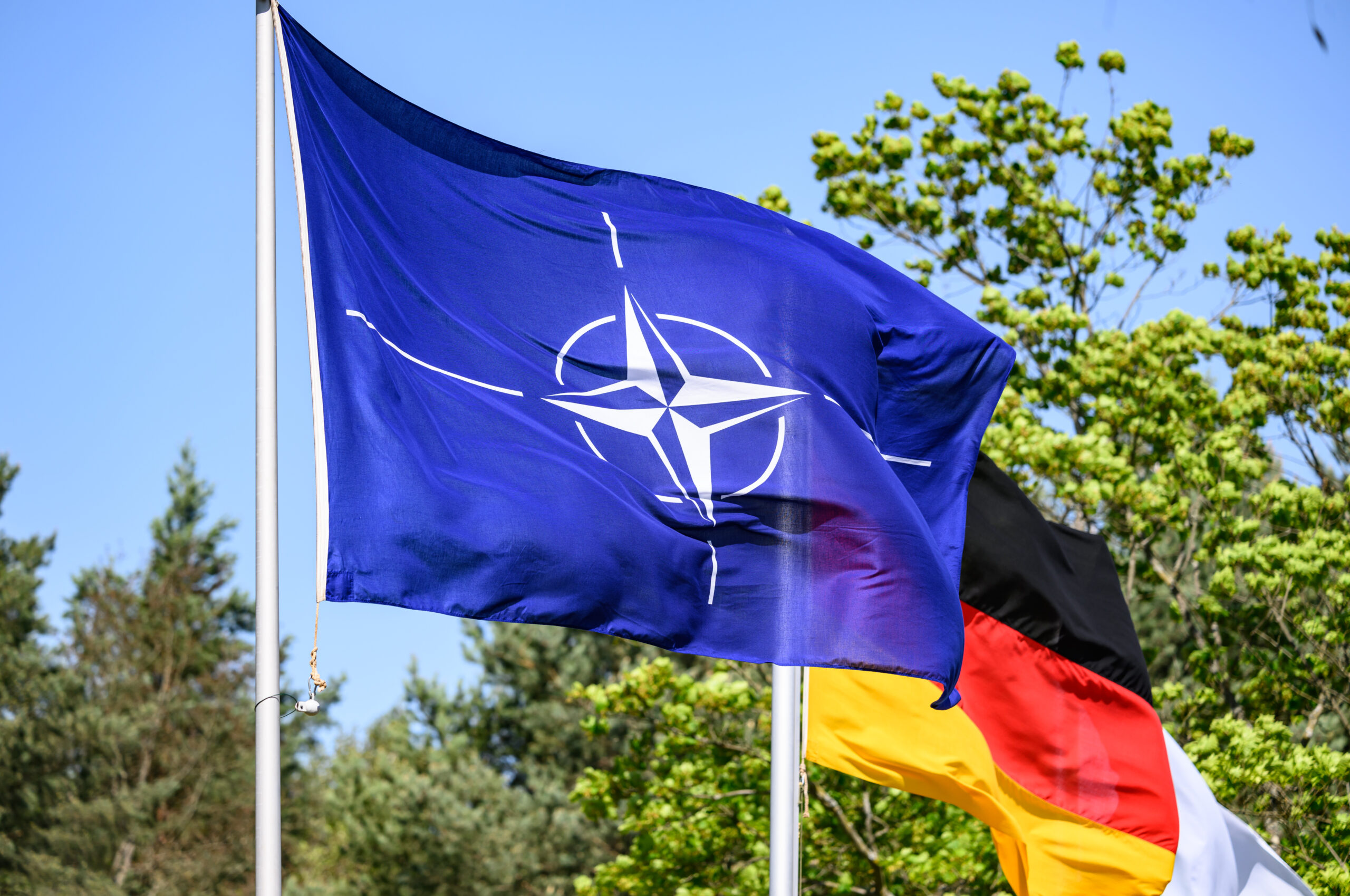 Flagge der Nato und Deutschlandfahne