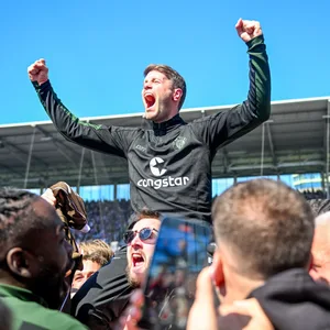 Fabian Hürzeler wird von den St. Pauli-Fans auf Schultern getragen