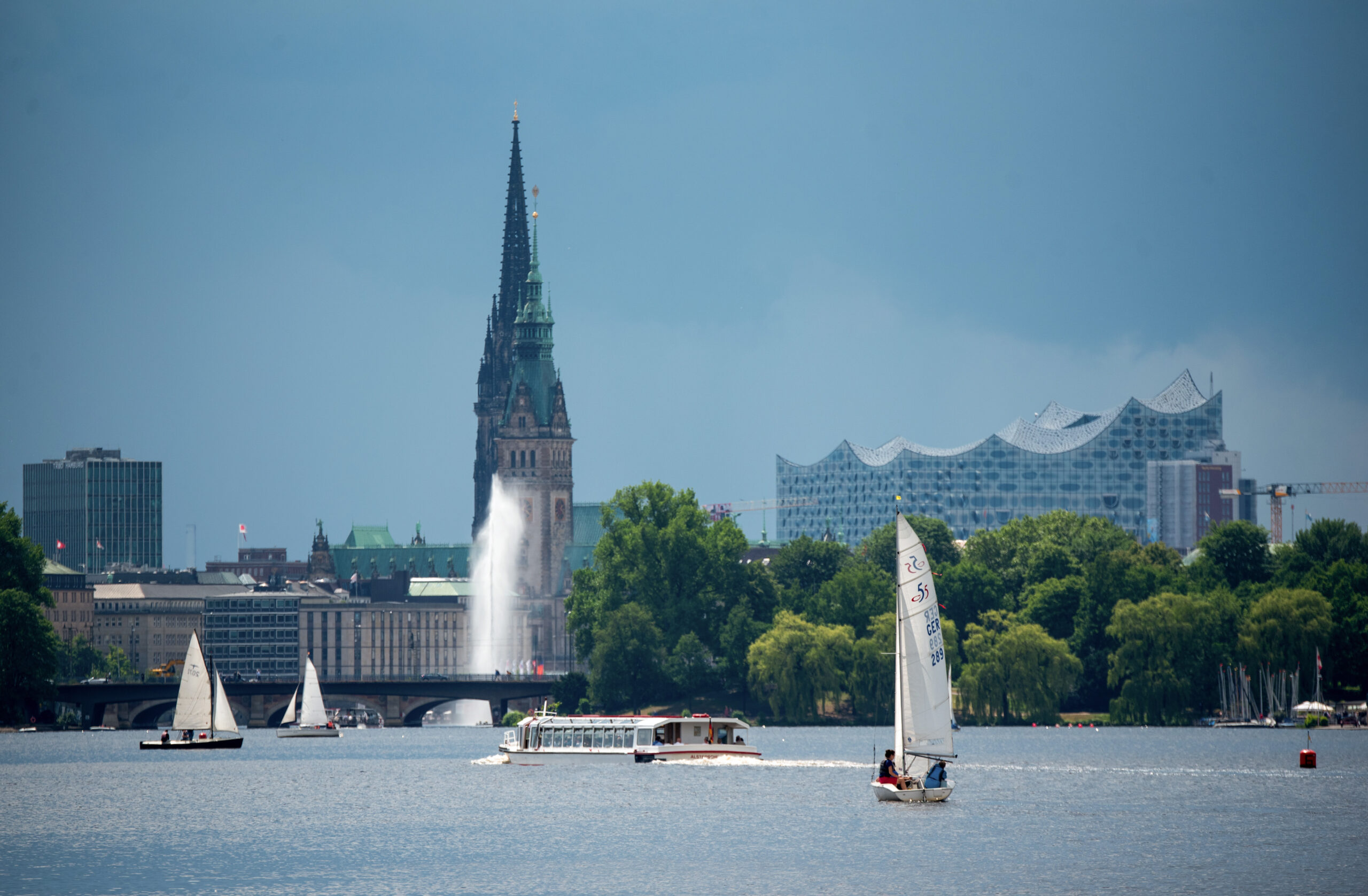 Boote auf der Außenalster (Archivbild). Bleibt es so sommerlich in Hamburg?