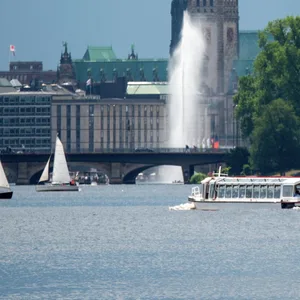 Boote auf der Außenalster (Archivbild). Bleibt es so sommerlich in Hamburg?