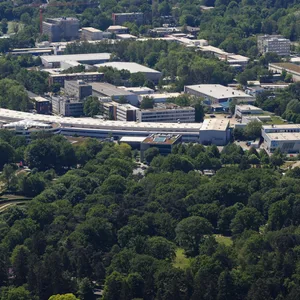 Blick über Gebäude des Deutschen Elektronen-Synchrotrons (DESY) in der Science City in Hamburg Bahrenfeld