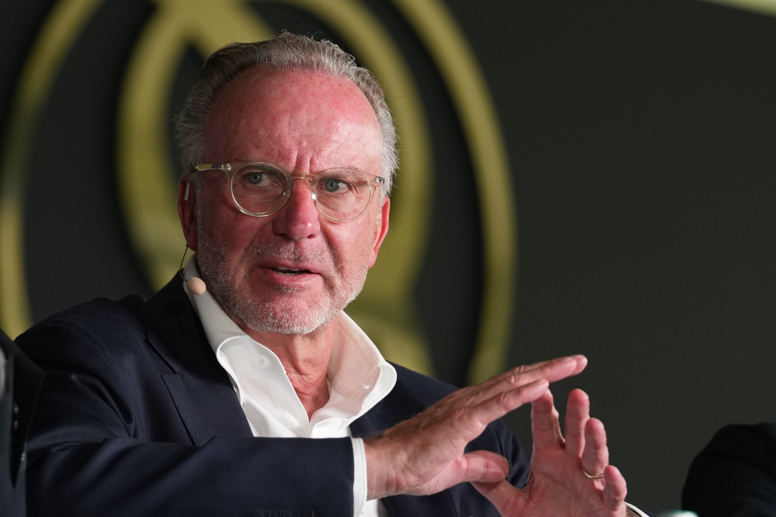 Karl-Heinz Rummenigge bei einer Podiumsdiskussion