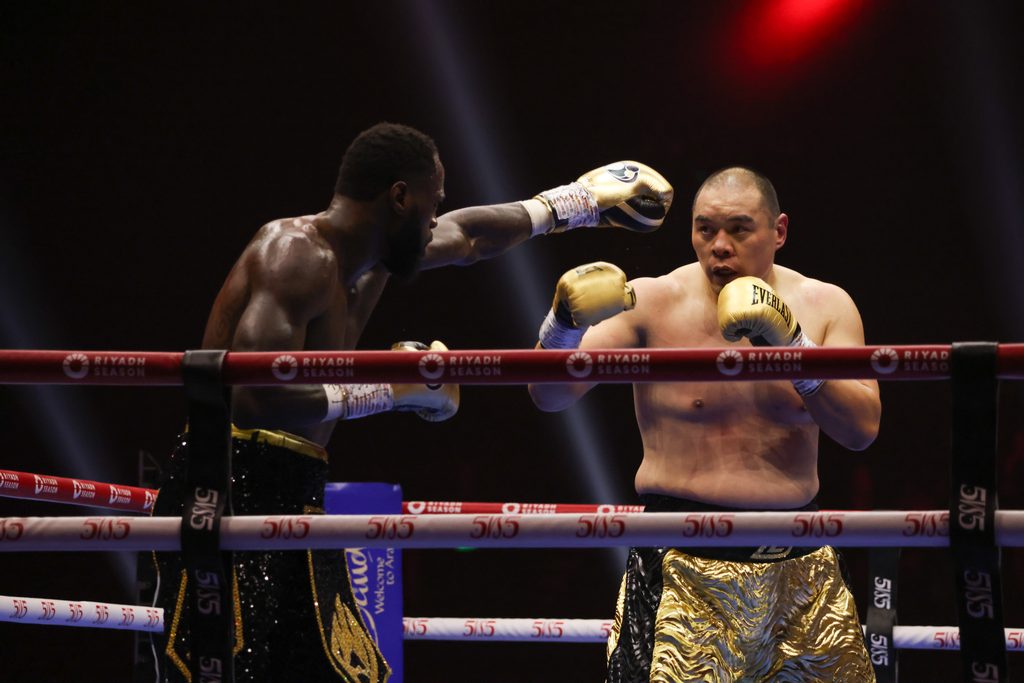Zhang Zhilei im Kampf gegen Deontay Wilder