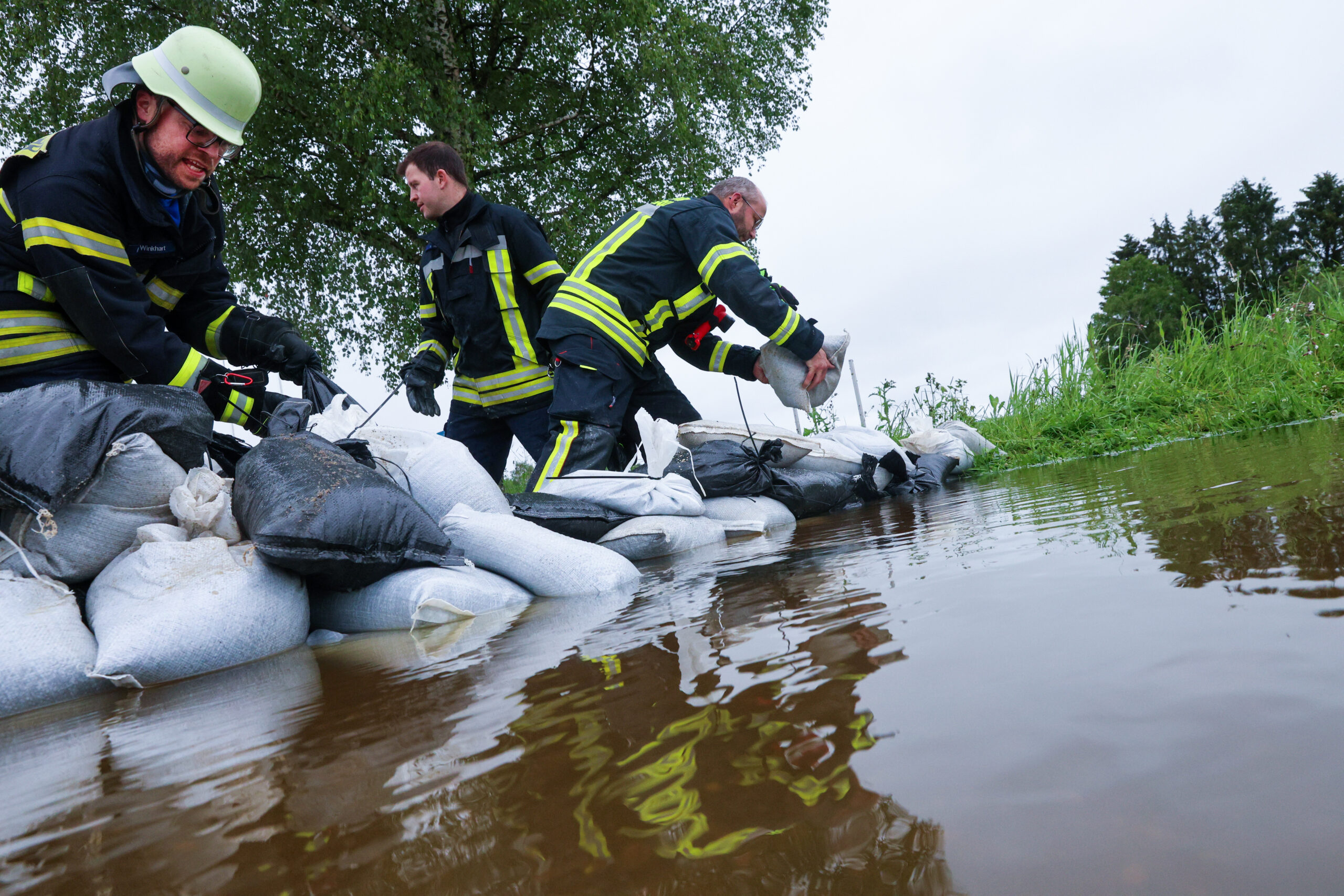 Feuerwehrmänner beim Hochwasser-Einsatz in Baden-Württemberg