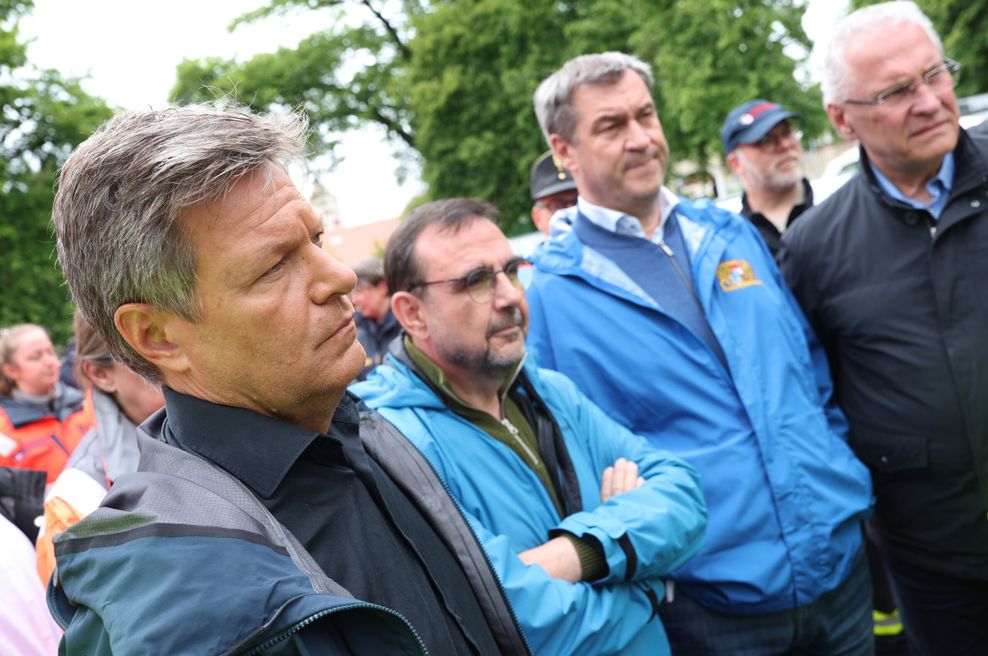 Robert Habeck (Grünen, v.l.), Bundesminister für Wirtschaft und Klimaschutz, Klaus Holetschek, CSU-Fraktionsvorsitzender im Bayerischen Landtag, Markus Söder (CSU), bayerischer Ministerpräsident, und Joachim Herrmann (CSU), bayerischer Innenminister, unterhalten sich mit Helfern vor Ort.