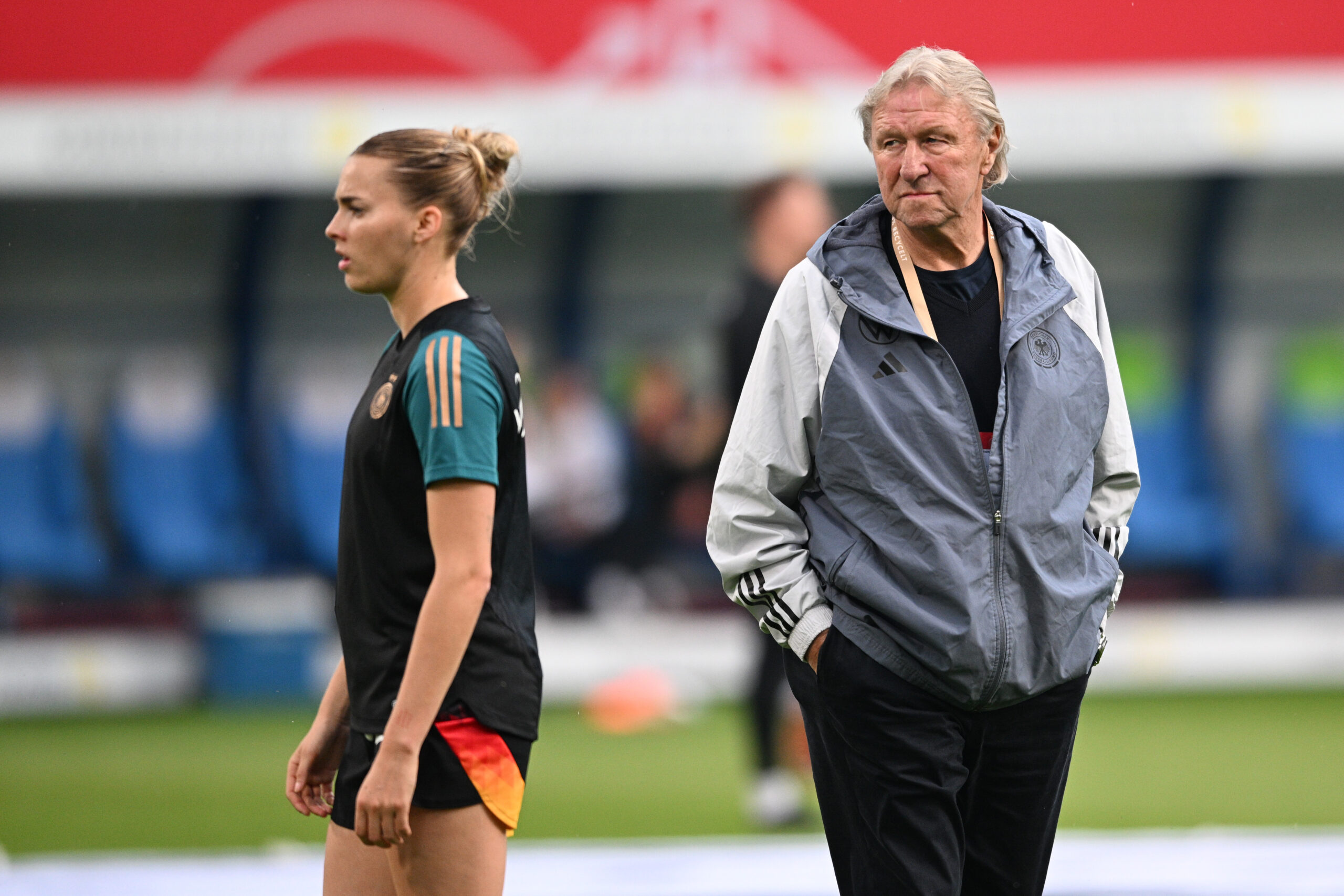 Horst Hrubesch blickt im Training auf Laura Freigang