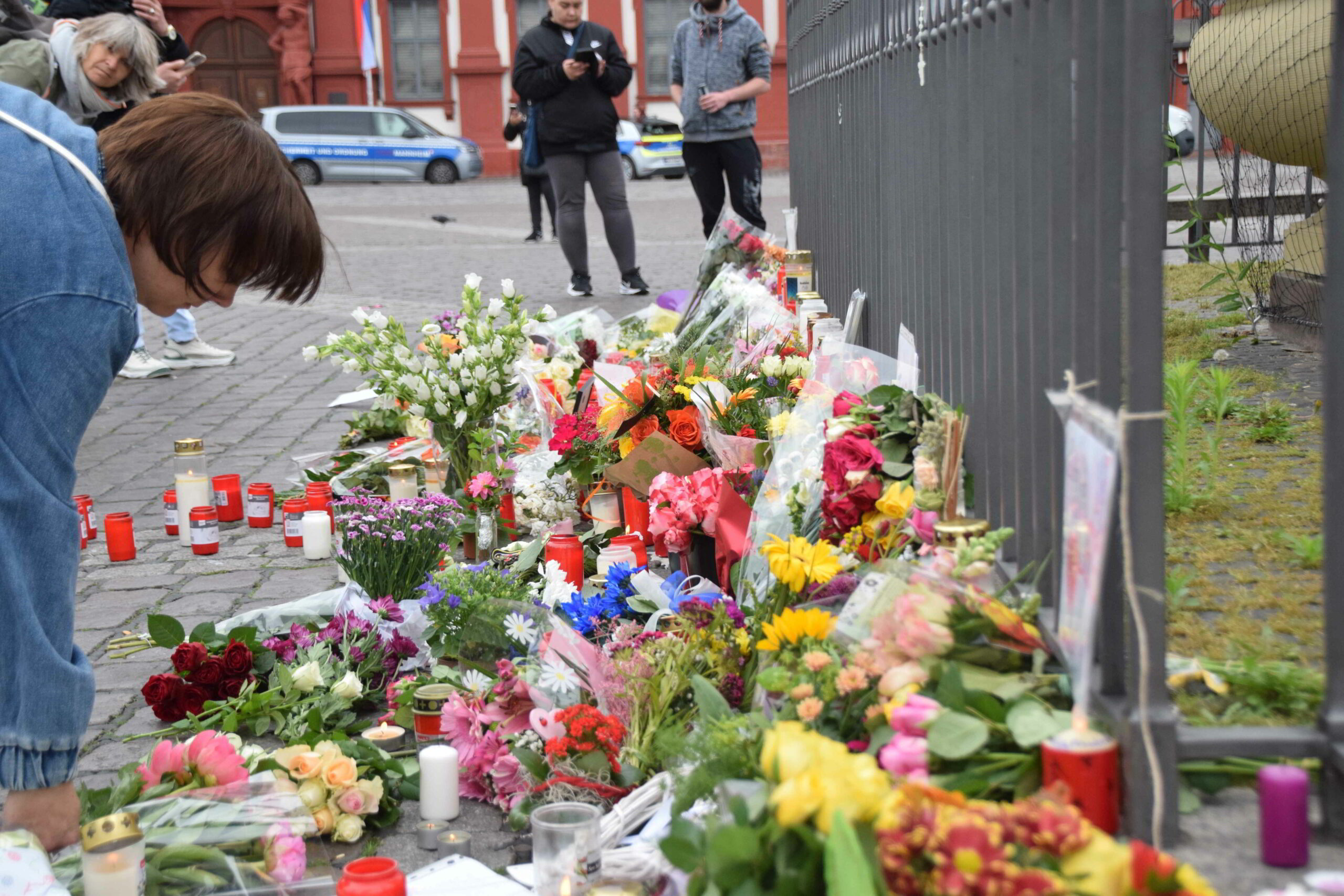 Blumen und Kerzen werden in unmittelbarer Nähe des Tatorts in Mannheim niedergelegt.