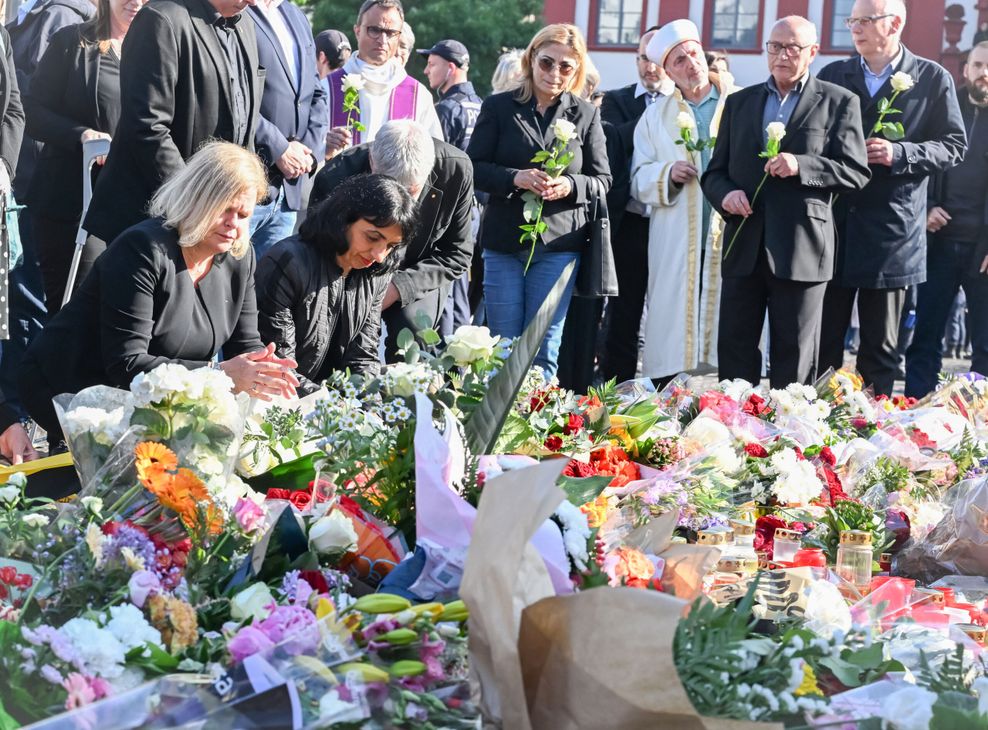 Die Anteilnahme für den getöteten Polizisten von Mannheim ist groß. Hier legt Bundesinnenministerin Nancy Faeser (l.SPD) Blumen nieder.