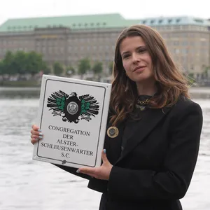 Luisa Neubauer ist neue Ehren-Alster-Schleusenwärterin