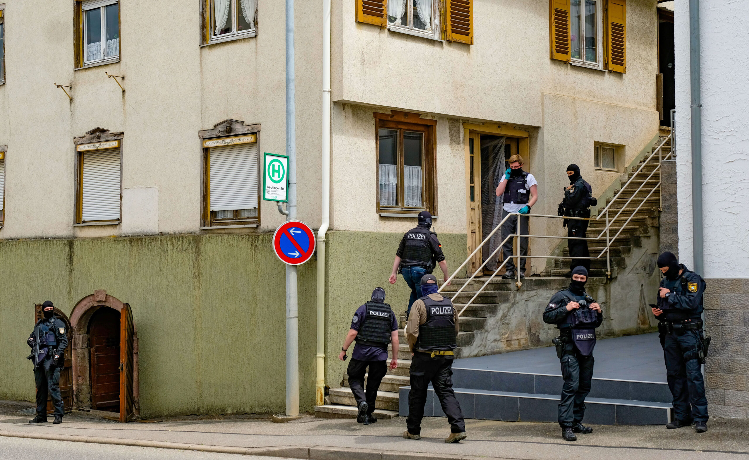 Polizisten sind in Althengstett im Einsatz. Mit einer Razzia geht die Bundesanwaltschaft gegen mögliche Unterstützer der mutmaßlichen Terrorgruppe um den «Reichsbürger»-Ideologen Heinrich XIII. Prinz Reuß vor.