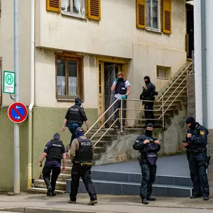 Polizisten sind in Althengstett im Einsatz. Mit einer Razzia geht die Bundesanwaltschaft gegen mögliche Unterstützer der mutmaßlichen Terrorgruppe um den «Reichsbürger»-Ideologen Heinrich XIII. Prinz Reuß vor.