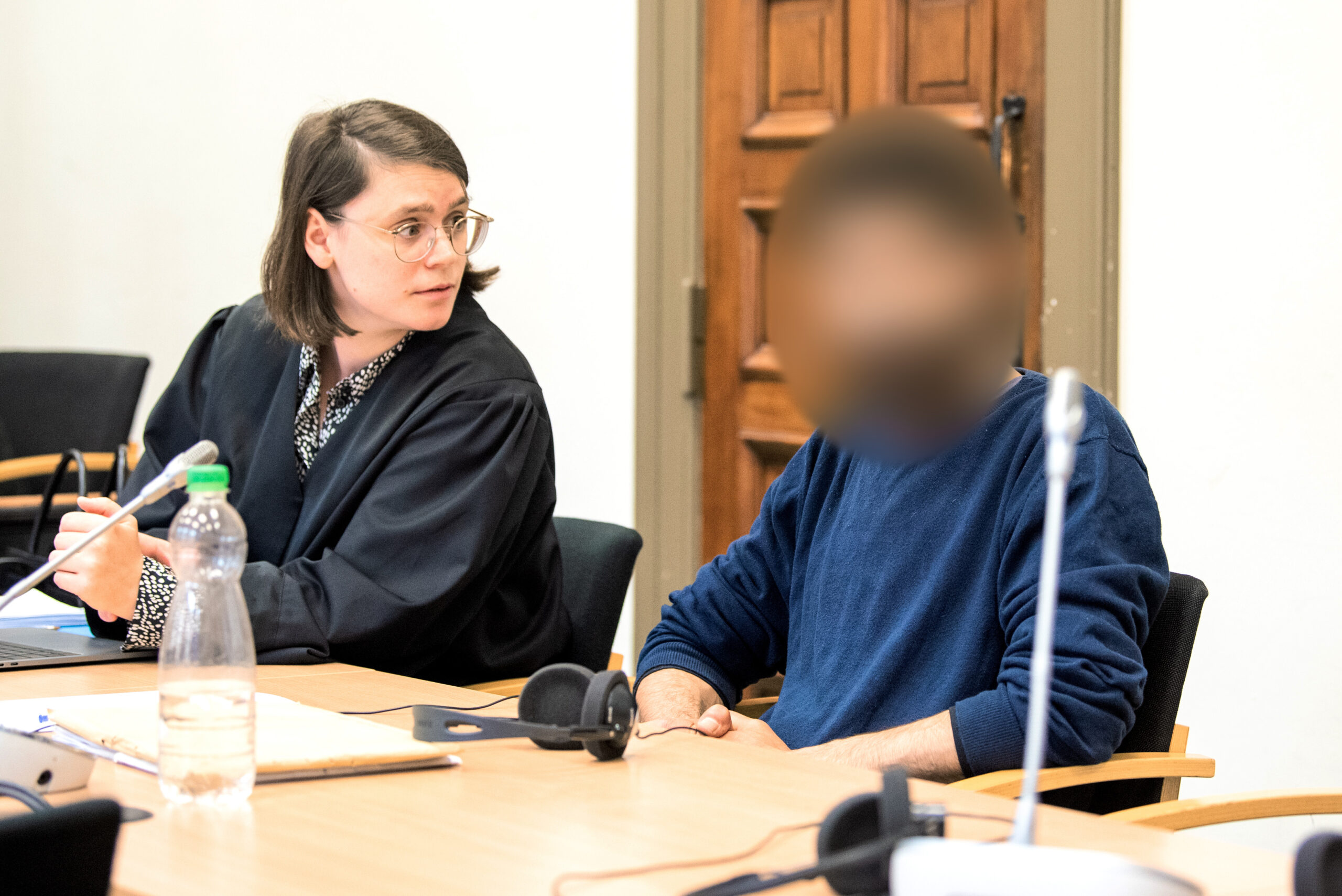 Im Prozess gegen den Hamburger Flughafen-Geiselnehmer sitzt der Angeklagte im Landgericht im Sitzungssaal neben seiner Rechtsanwältin