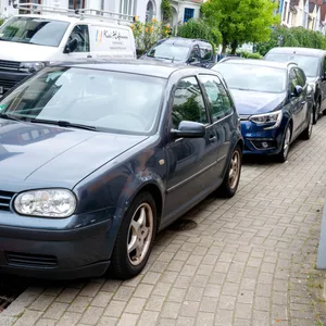 Autos stehen auf Gehweg