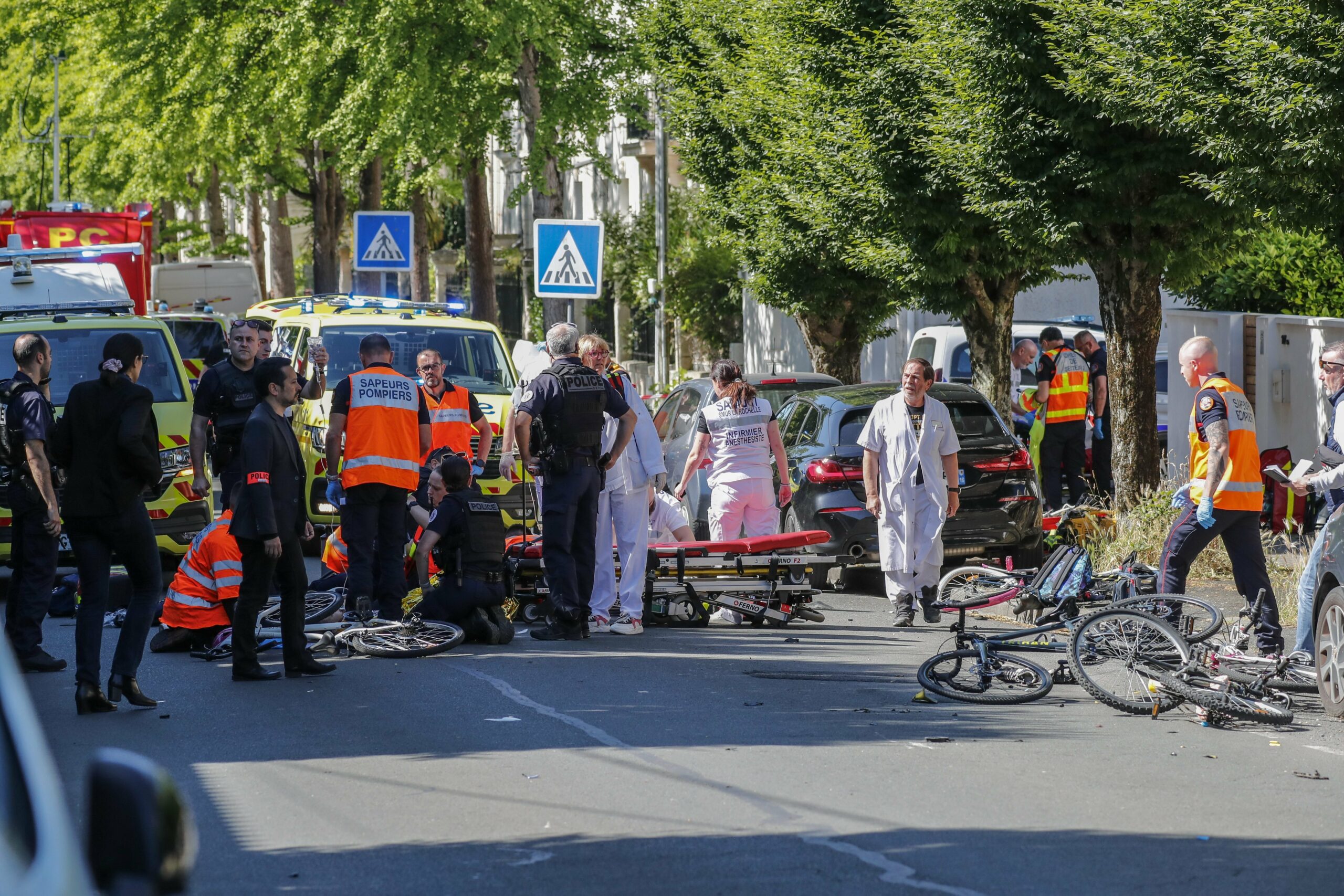 Eine Gruppe von zwölf Grundschülern wurde von einem Auto erfasst.