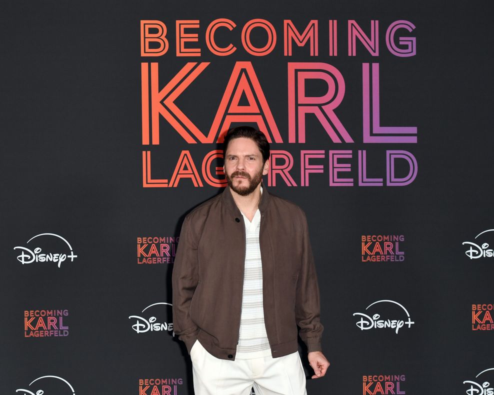 Daniel Brühl spielt in der Serie „Becoming Karl Lagerfeld“ den berühmten Hamburger Modezaren.