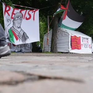 Ein Passant geht an der propalästinensischen Mahnwache nahe der Universität Hamburg auf der Parkanlage Moorweide vorbei.