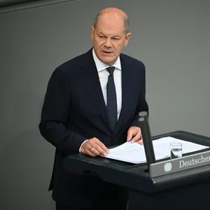 Bundeskanzler Olaf Scholz (SPD) spricht im Bundestag.