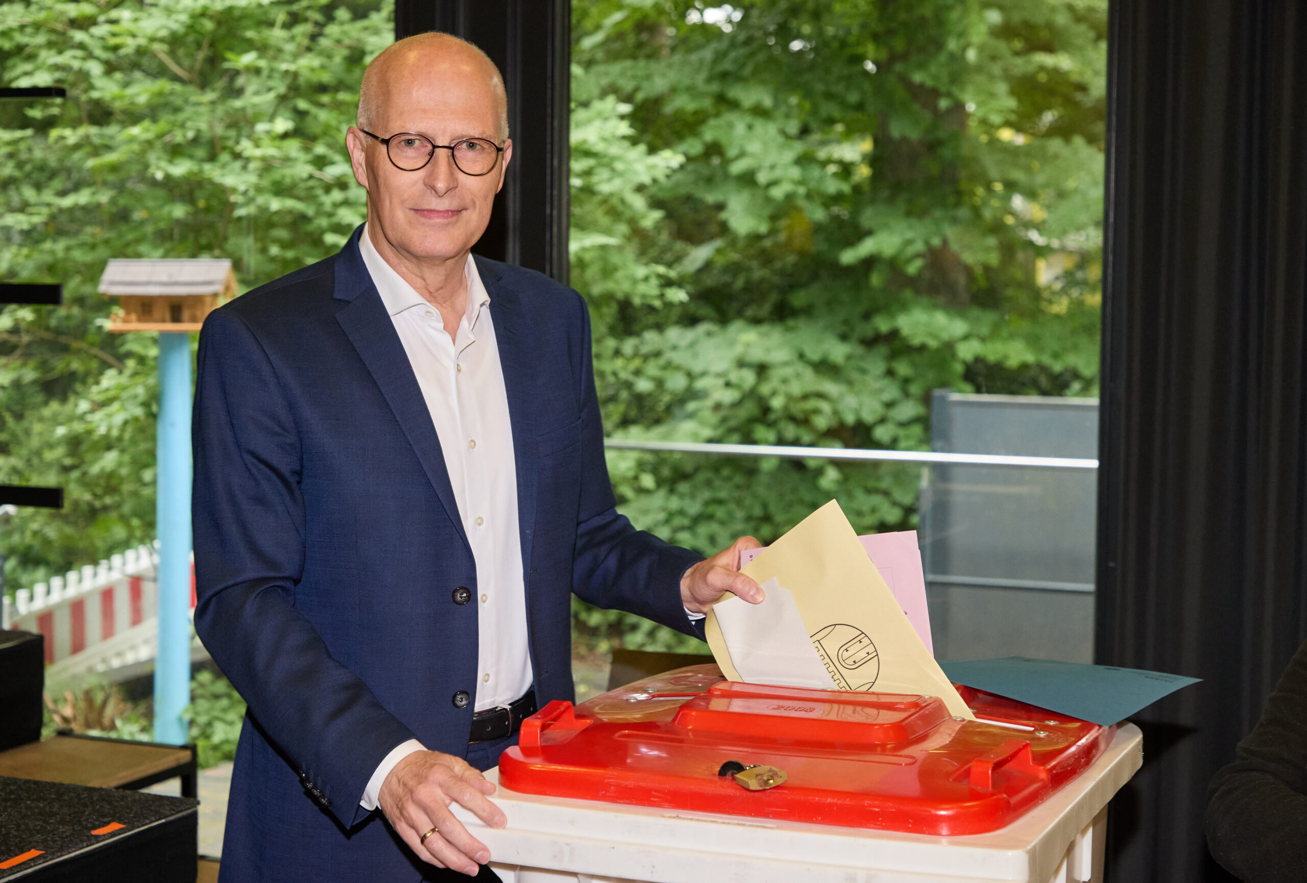 Hamburgs Bürgermeister Peter Tschentscher bei der Stimmabgabe.