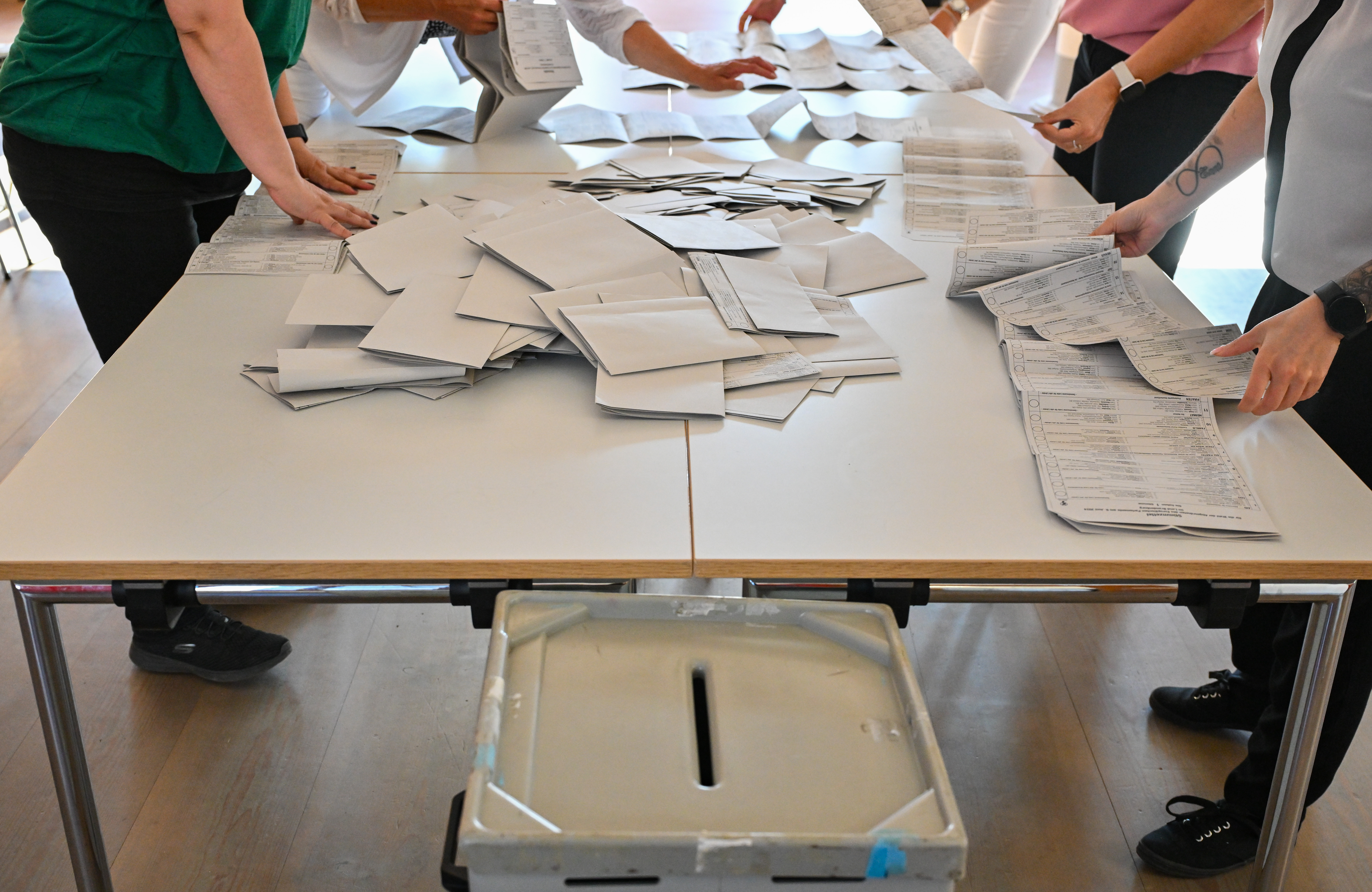 Sie Stimmzettel aus der Wahlurne zur Europawahl werden ausgezählt.