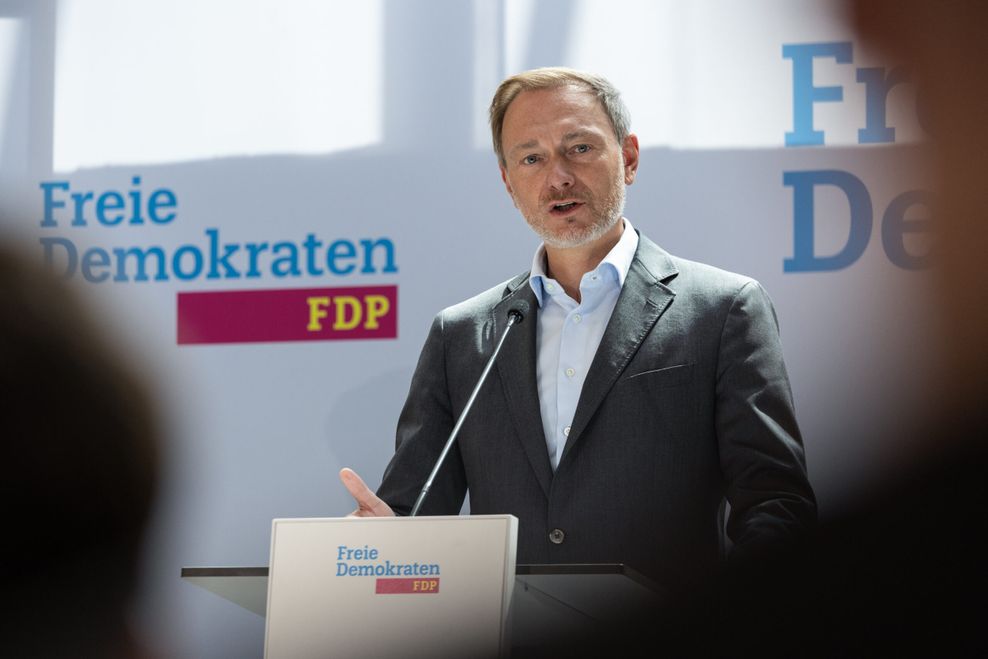 Bundesfinanzminister Christian Lindner (FDP) spricht am Montag auf einer Pressekonferenz seiner Partei zur Europawahl.