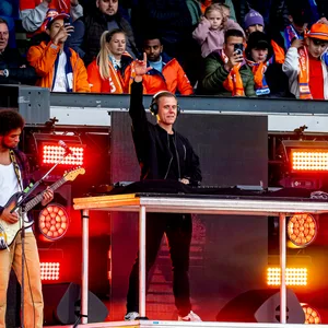 Mann an einem DJ-Pult