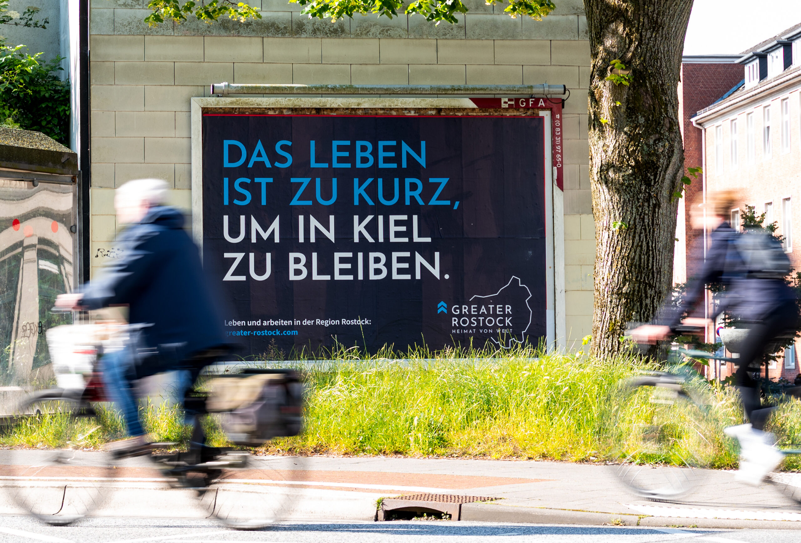 „Das Leben ist zu kurz, um in Kiel zu bleiben“: In der schleswig-holsteinischen Hauptstadt haben die Rostocker dieses Plakat platziert.