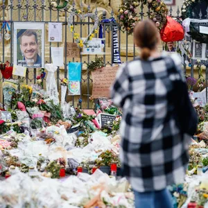 Blumenmeer vor einem Foto des getöteten Polizisten