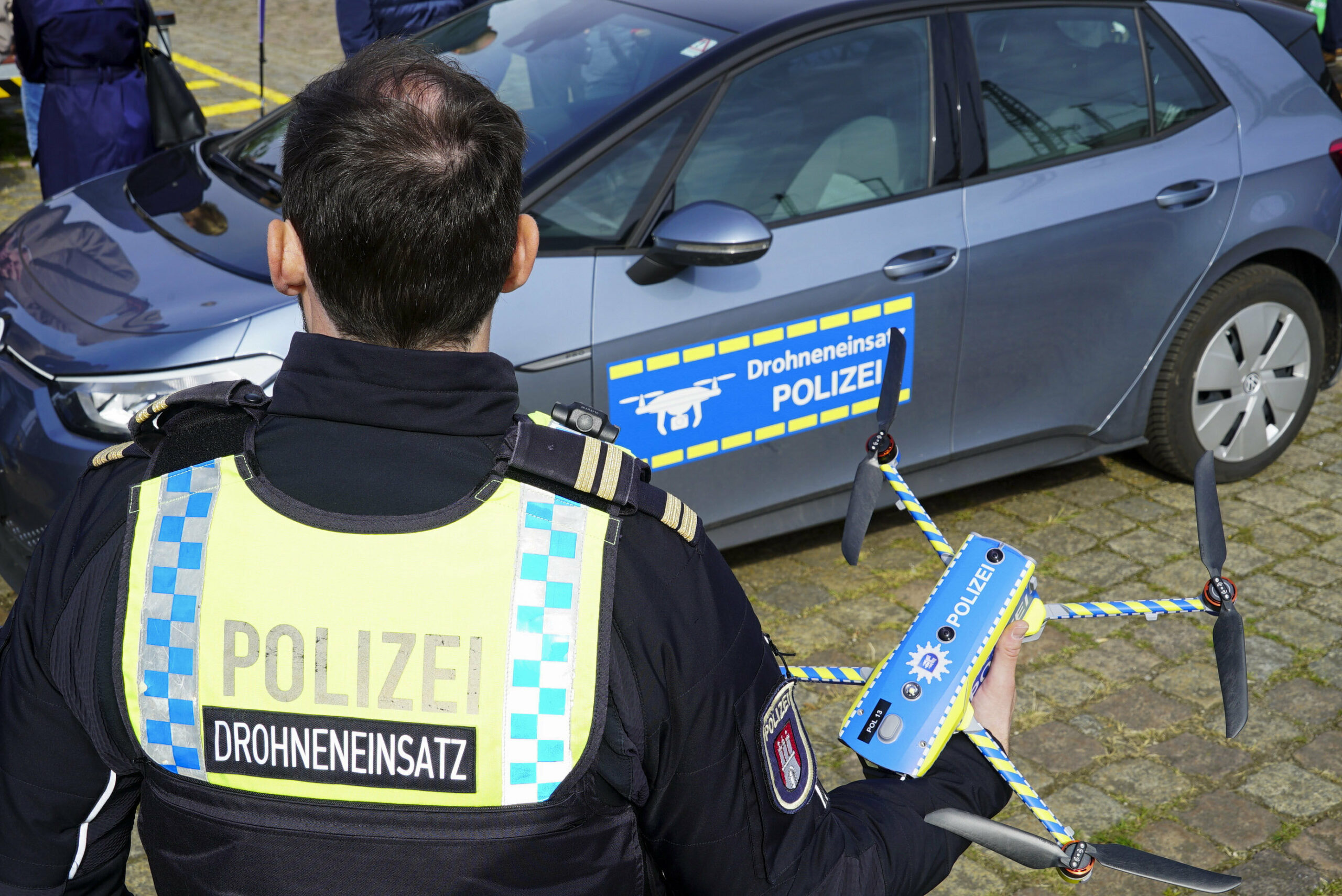 Polizist mit Aufschrift „Drohneneinsatz“