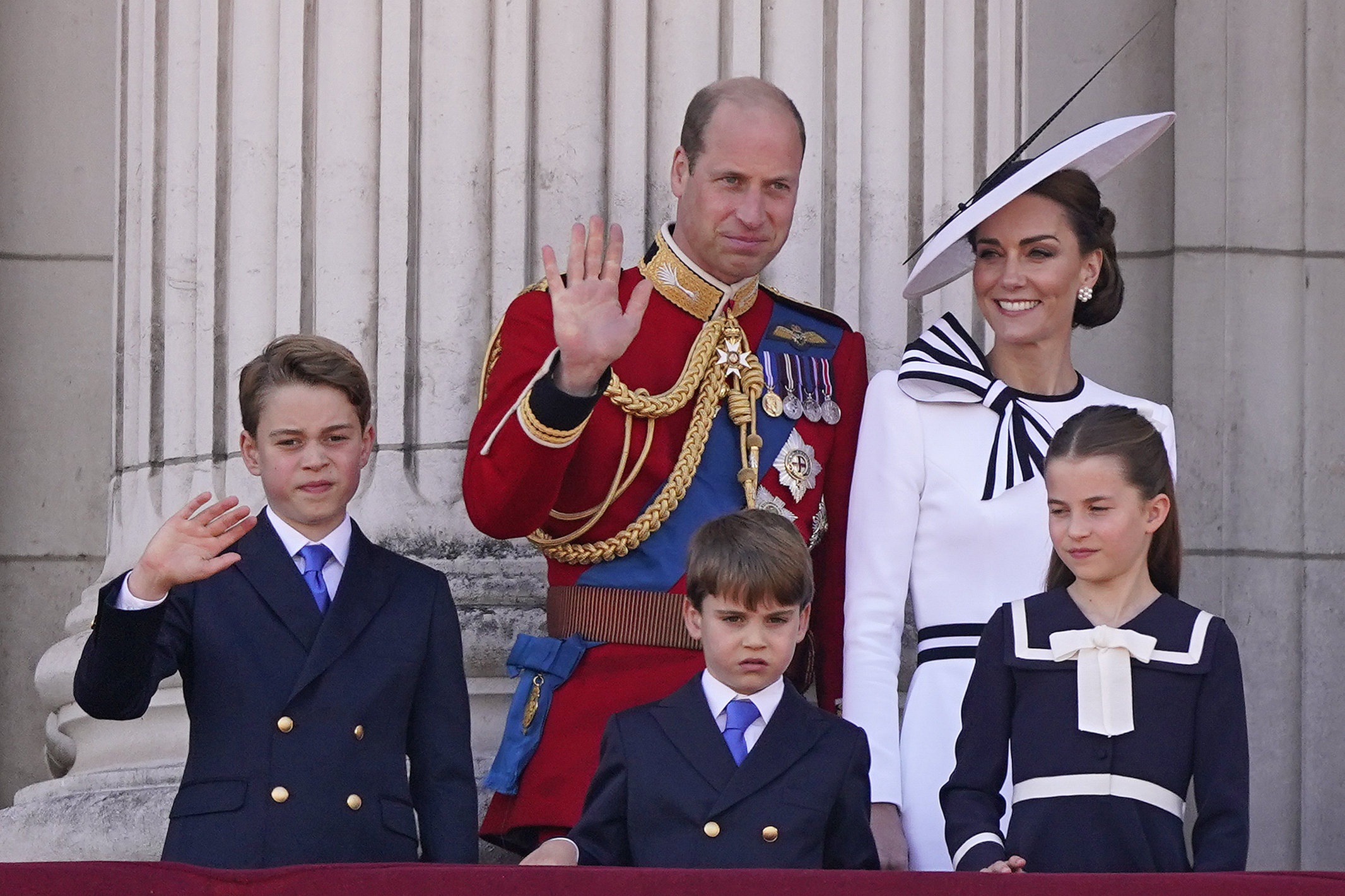 Prinz William und Prinzessin Kate stehen mit ihren Kindern auf dem Balkon von Buckingham Palace.